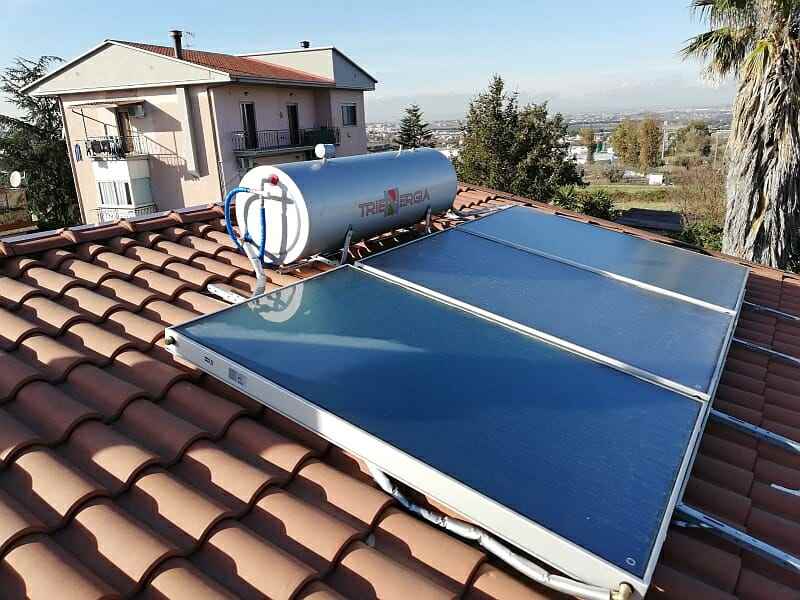 Impianto solare termico a circuito naturale per abitazioni domestiche